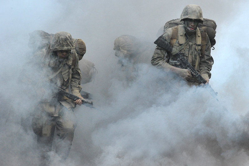 militares sofrendo com o gás lacrimogênio